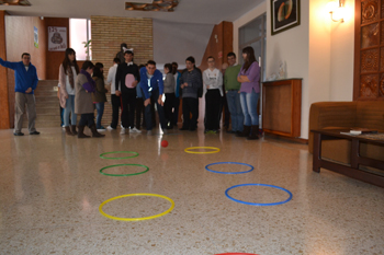 Momento de juegos planteados por los conejos.